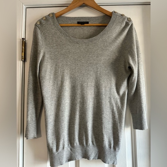 Banana Republic Gray Sweater 3/4 sleeve,with Button Detail on shoulders Sz M - Picture 4 of 10